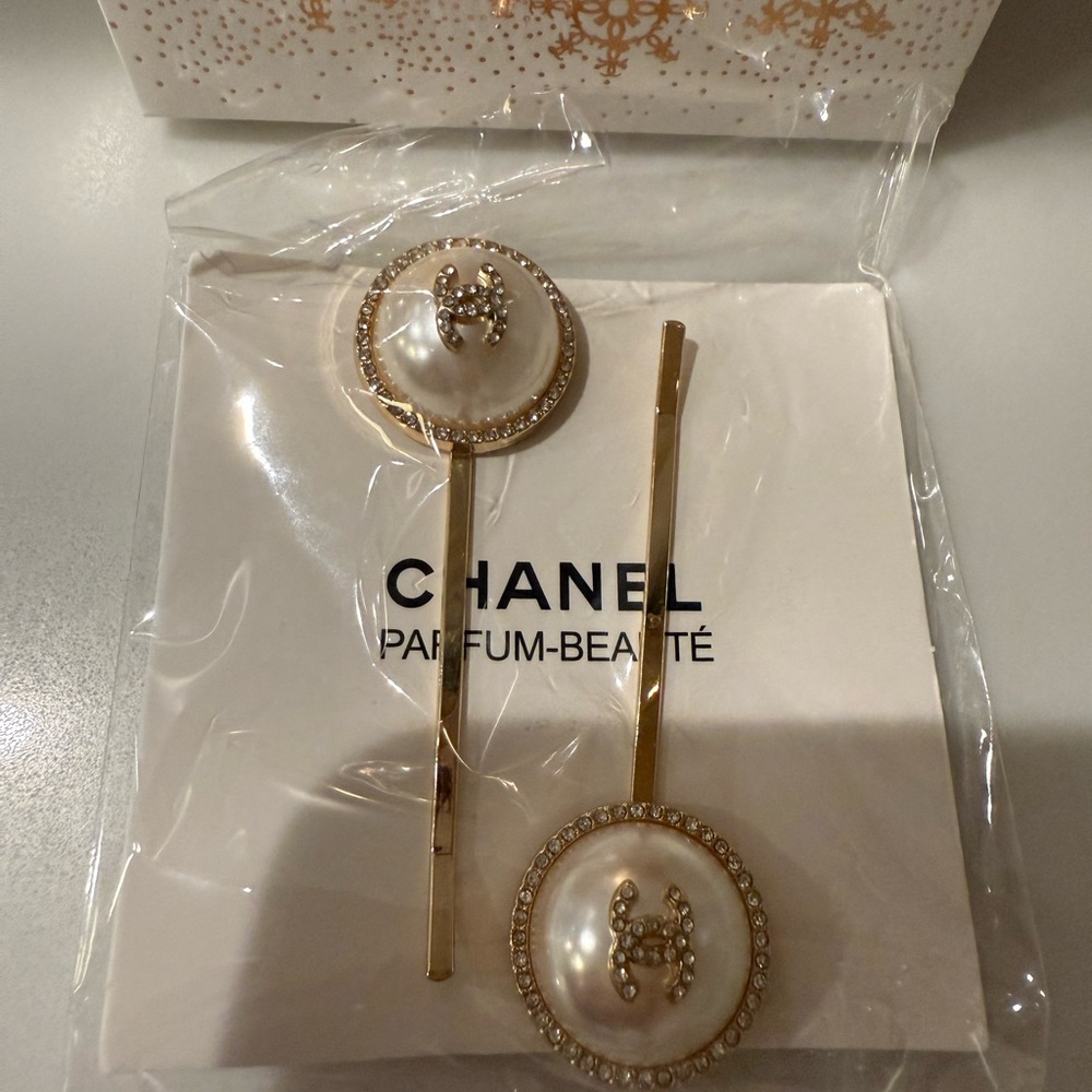 New CHANEL Gold and White Pearl Hair Pins - Picture 4 of 11